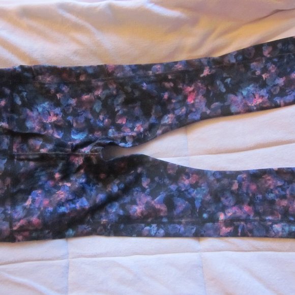 SALE * Workout gym capri leggings w/side pockets Cell phones fit! *See $7 Offer - Picture 4 of 5